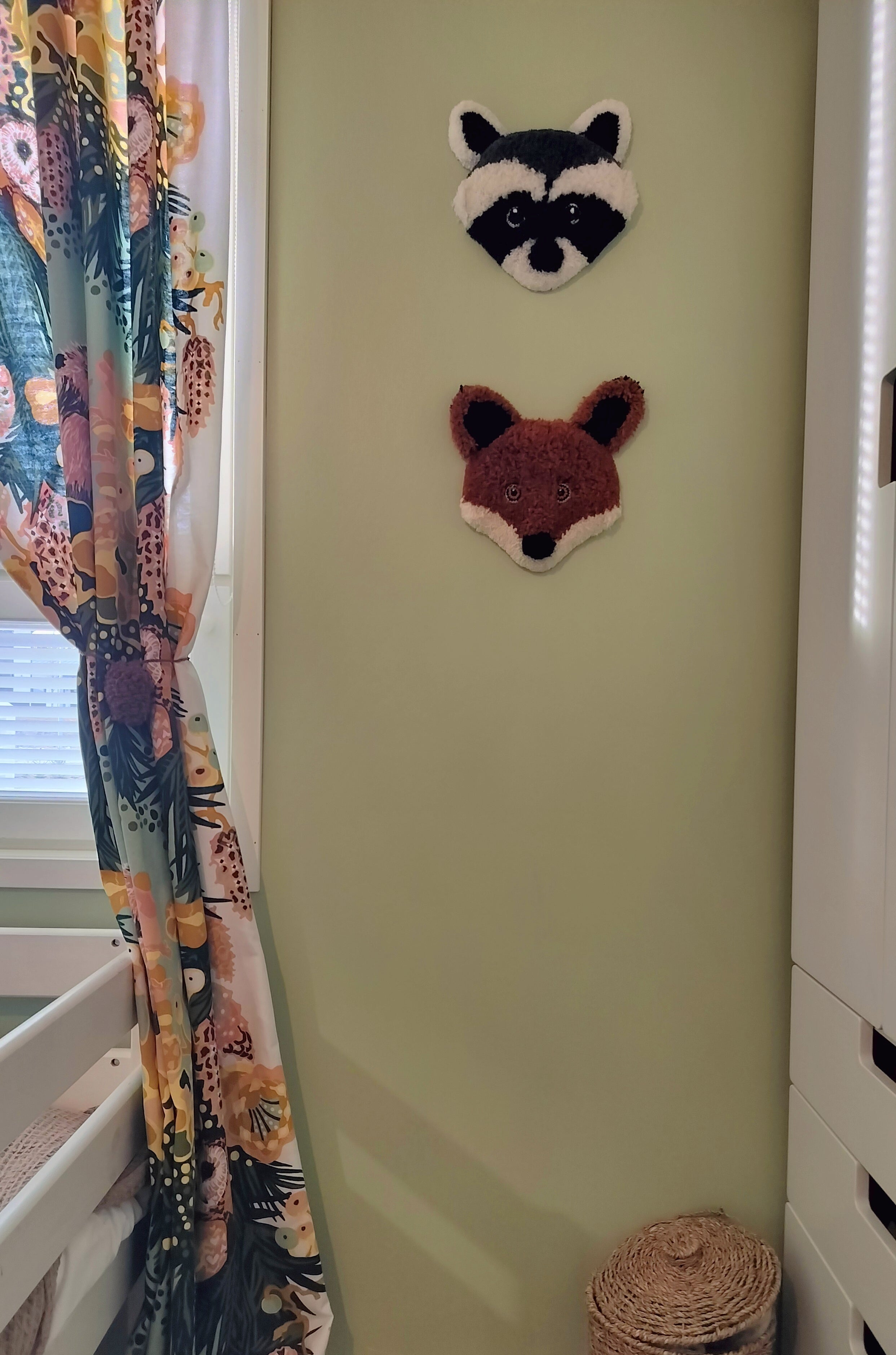 Pesukarhu, Seinäkoriste